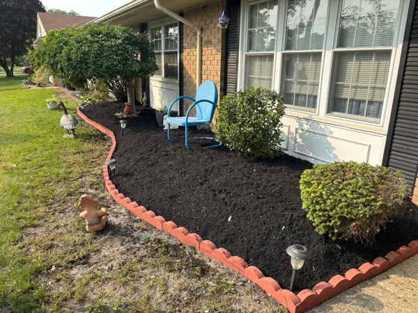Fresh Black Mulch & Edging